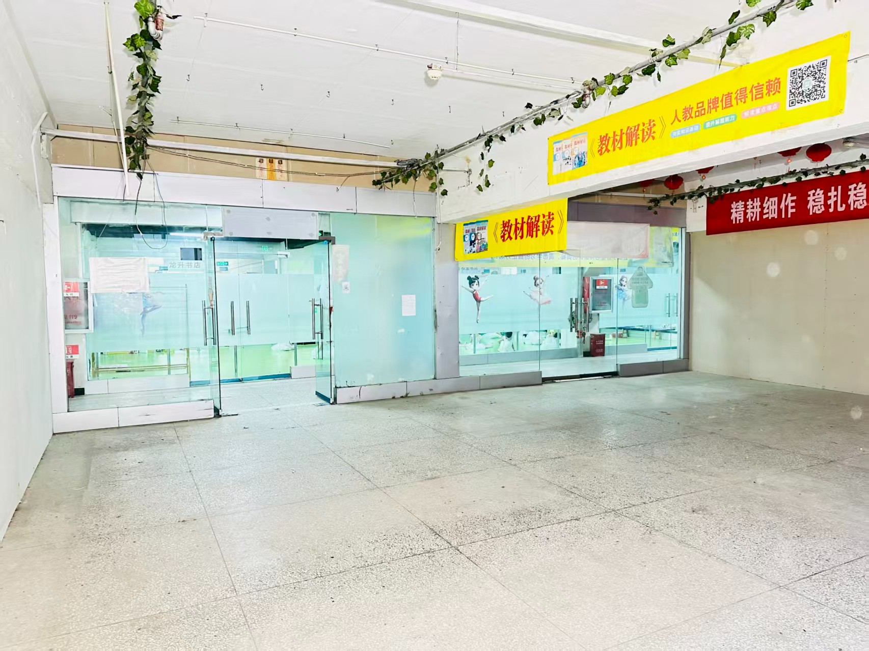 文明街提供写字楼、商铺、展示空间、直播间等多种面积选择，满足企业办公、研发、展示、运营等多元需求。
